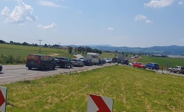 FOTO: Premávka v okolí trenčianskeho letiska sa zhusťuje, fanúšikovia prichádzajú na koncert Rammsteinu