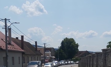 FOTO: Premávka v okolí trenčianskeho letiska sa zhusťuje, fanúšikovia prichádzajú na koncert Rammsteinu