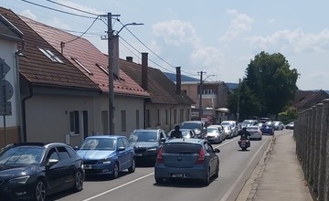 FOTO: Premávka v okolí trenčianskeho letiska sa zhusťuje, fanúšikovia prichádzajú na koncert Rammsteinu