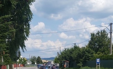 FOTO: Premávka v okolí trenčianskeho letiska sa zhusťuje, fanúšikovia prichádzajú na koncert Rammsteinu