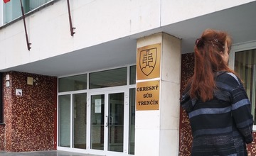 FOTO: VIDEO: Mladú ženu, ktorú v minulosti oslobodili spod obžaloby kvôli nahláseniu bomby, zadržali opäť kukláči