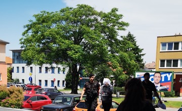 FOTO: VIDEO: Mladú ženu, ktorú v minulosti oslobodili spod obžaloby kvôli nahláseniu bomby, zadržali opäť kukláči