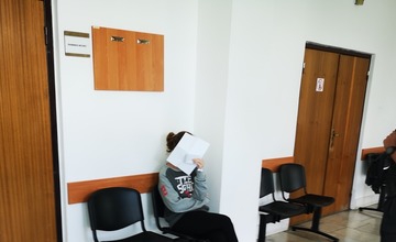 FOTO: VIDEO: Mladú ženu, ktorú v minulosti oslobodili spod obžaloby kvôli nahláseniu bomby, zadržali opäť kukláči