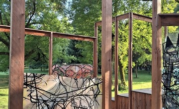 FOTO: Umenie zničené vandalmi v prievidzskom parku