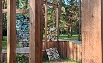 FOTO: Umenie zničené vandalmi v prievidzskom parku