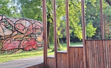 FOTO: Umenie zničené vandalmi v prievidzskom parku