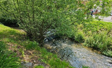 FOTO: V obci Kľačno vletelo auto do rieky. Vyťahovali ho hasiči z Nitrianskeho Pravna 