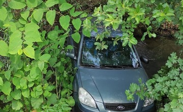 FOTO: V obci Kľačno vletelo auto do rieky. Vyťahovali ho hasiči z Nitrianskeho Pravna 