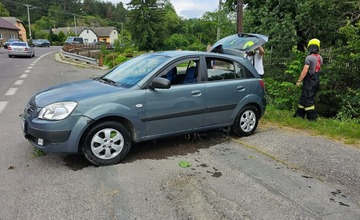 FOTO: V obci Kľačno vletelo auto do rieky. Vyťahovali ho hasiči z Nitrianskeho Pravna 