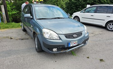 FOTO: V obci Kľačno vletelo auto do rieky. Vyťahovali ho hasiči z Nitrianskeho Pravna 