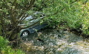 FOTO: V obci Kľačno vletelo auto do rieky. Vyťahovali ho hasiči z Nitrianskeho Pravna 