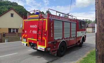 FOTO: V obci Kľačno vletelo auto do rieky. Vyťahovali ho hasiči z Nitrianskeho Pravna 