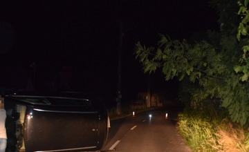 FOTO: V Hornej Breznici narazil opitý vodič do stromu