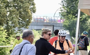 FOTO: Pri starom železničnom moste v Trenčíne bolo pre cyklistov občerstvenie zdarma