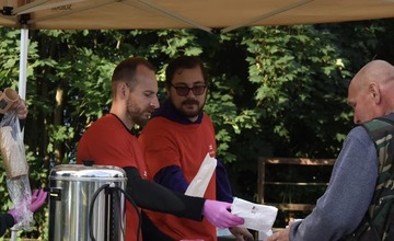 FOTO: Pri starom železničnom moste v Trenčíne bolo pre cyklistov občerstvenie zdarma