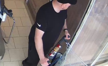 FOTO: Polícia pátra po totožnosti muža zachyteného na záberoch