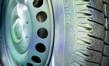 FOTO: Traja vandali zničili na festivale Pohoda dve sanitky