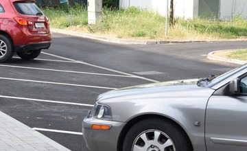 FOTO: Na trenčianskom sídlisku pribudli nové parkovacie miesta aj chodníky