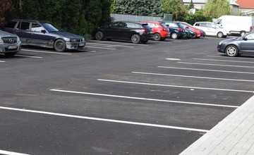 FOTO: Na trenčianskom sídlisku pribudli nové parkovacie miesta aj chodníky