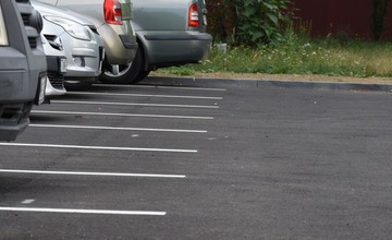 FOTO: Na trenčianskom sídlisku pribudli nové parkovacie miesta aj chodníky