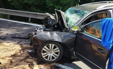 FOTO: Dopravná kolízia v okrese Bánovce nad Bebravou, cesta je neprejazdná