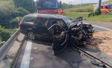 FOTO: Dopravná kolízia v okrese Bánovce nad Bebravou, cesta je neprejazdná