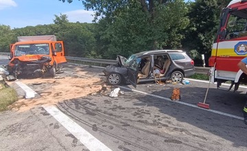 FOTO: Dopravná kolízia v okrese Bánovce nad Bebravou, cesta je neprejazdná