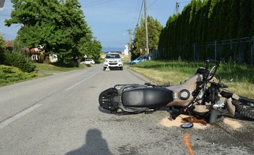 FOTO: Motocyklista skončil v nemocnici po zrážke s autom