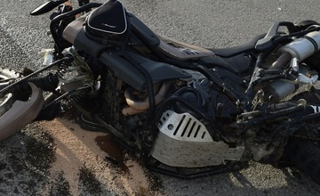 FOTO: Motocyklista skončil v nemocnici po zrážke s autom