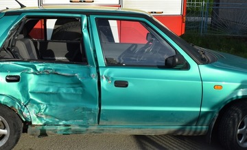 FOTO: Motocyklista skončil v nemocnici po zrážke s autom