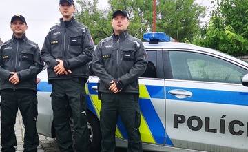 FOTO: Ako z akčného filmu. Kým policajti zachraňovali muža, nad hlavou im iskrili káble a šľahali plamene