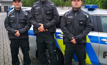 FOTO: Ako z akčného filmu. Kým policajti zachraňovali muža, nad hlavou im iskrili káble a šľahali plamene