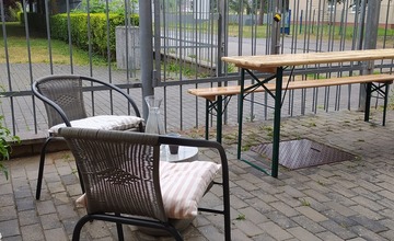 FOTO: Len si sadnúť a čítať. V pondelok otvorí v Púchove svoje brány vynovená letná čitáreň