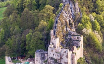 FOTO: Siláci na hrade Lednica. Športovci si vyhrnuli rukávy a ratovali históriu