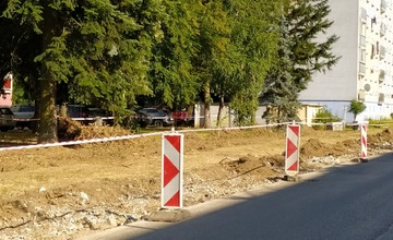 FOTO: V Púchove prebieha rekonštrukcia parkoviska, vznikne tam 29 nových miest