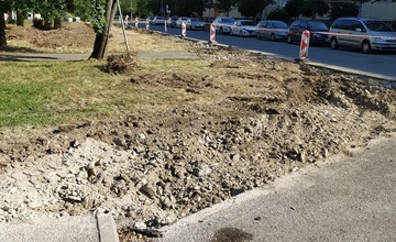 FOTO: V Púchove prebieha rekonštrukcia parkoviska, vznikne tam 29 nových miest