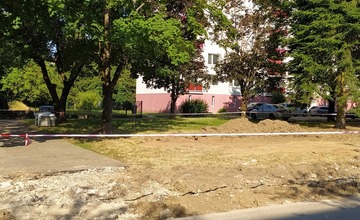 FOTO: V Púchove prebieha rekonštrukcia parkoviska, vznikne tam 29 nových miest
