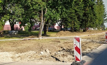 FOTO: V Púchove prebieha rekonštrukcia parkoviska, vznikne tam 29 nových miest