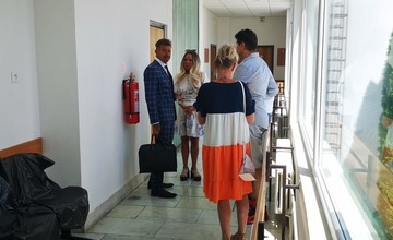 FOTO: Sudca Okresného súdu v Trenčíne poslal svata Moniky Jankovskej za mreže