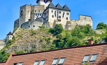 FOTO: Vychutnajte si výstavu veteránov pod hradnou skalou v Trenčíne