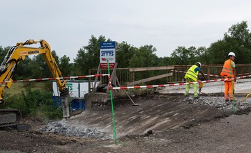 FOTO: Práce na trenčianskej „panelke“ sa predĺžia o 1 rok