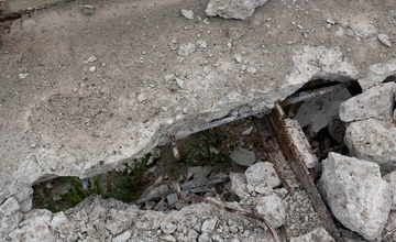 FOTO: Práce na trenčianskej „panelke“ sa predĺžia o 1 rok