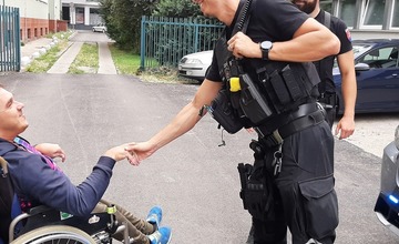 FOTO: Martina z Dubnice nad Váhom potešila návšteva policajtov, ich prácu veľmi obdivuje