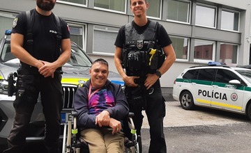 FOTO: Martina z Dubnice nad Váhom potešila návšteva policajtov, ich prácu veľmi obdivuje