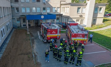 FOTO: Desiatky hasičov predviedlo likvidáciu požiaru na treťom poschodí nemocnice