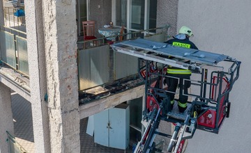 FOTO: Desiatky hasičov predviedlo likvidáciu požiaru na treťom poschodí nemocnice