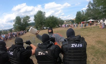 FOTO: Pláž na trenčianskom Ostrove obsadili väzenskí dozorcovia a ich štvornohí pomocníci