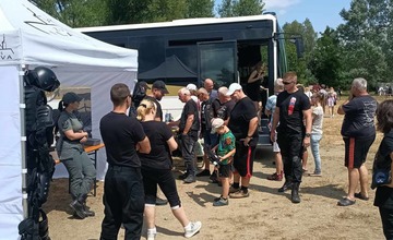 FOTO: Pláž na trenčianskom Ostrove obsadili väzenskí dozorcovia a ich štvornohí pomocníci