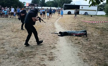 FOTO: Pláž na trenčianskom Ostrove obsadili väzenskí dozorcovia a ich štvornohí pomocníci