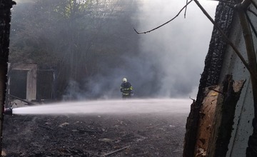 FOTO: Hasiči bojujú s plameňmi v Novom Meste nad Váhom